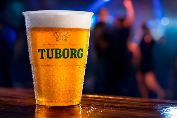 Kold Tuborg fadøl i plastikglas ved fest – lej fadølsanlæg til din næste fest hos Diskogruppen